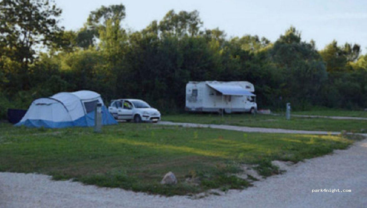 Camping des joyeux campeurs — foto