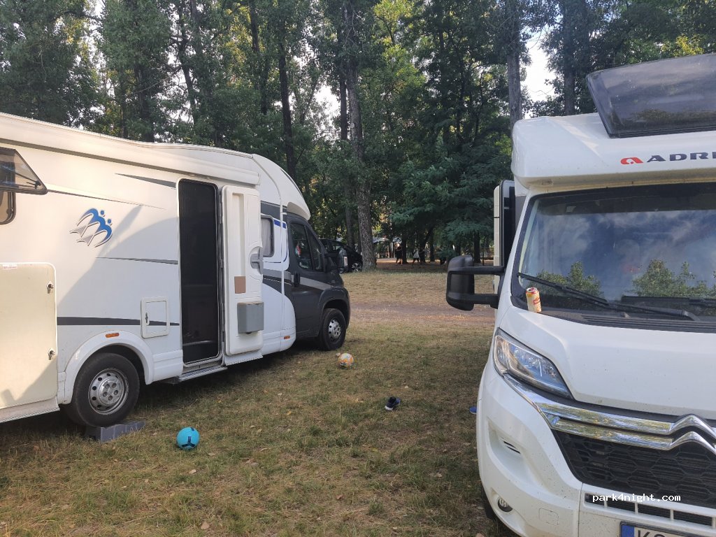 Camping municipal Sziksósfürdő — foto