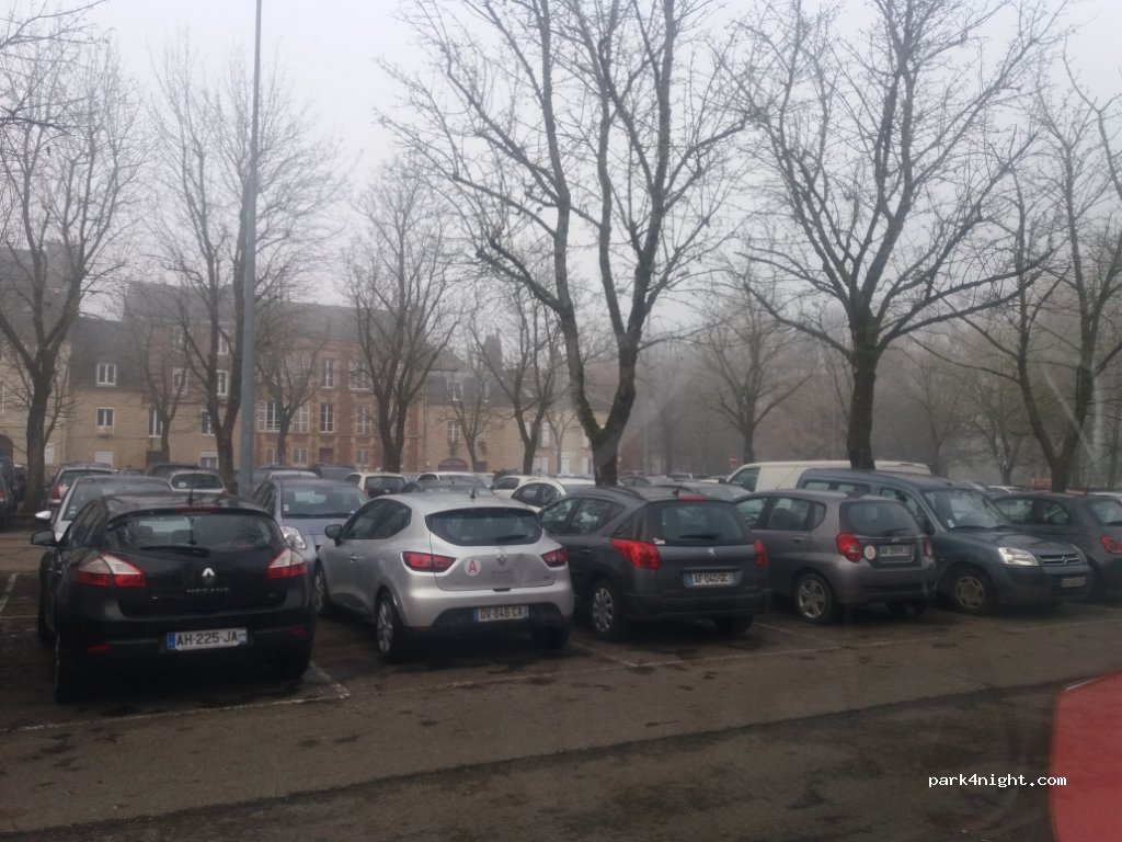 (08000) Charleville-Mézières - 2 Place Jacques Félix — foto