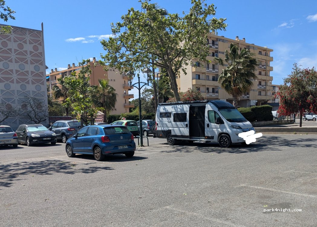 (83400) Hyères - 3 Place Louis Versin — foto