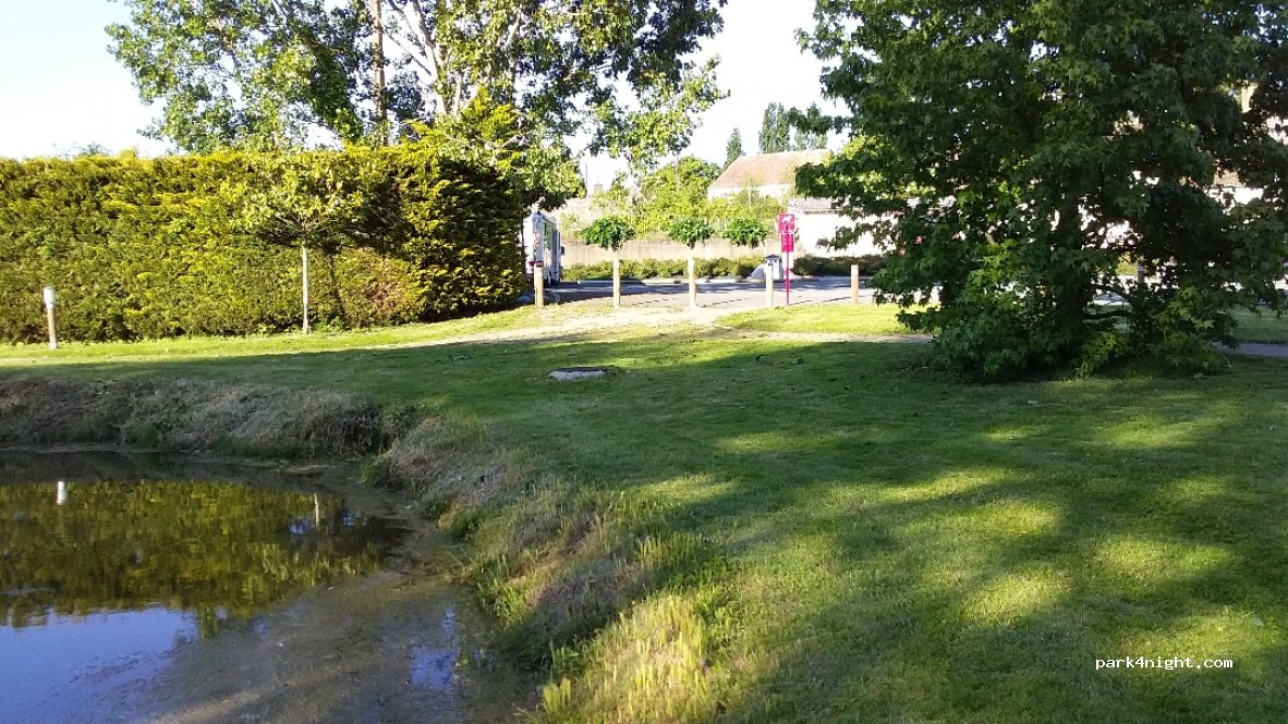 (72110) Saint-Georges-du-Rosay - 1 Place de la Bascule — foto