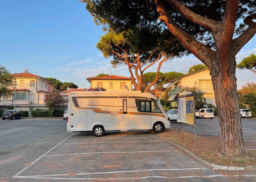 (55041) Camaiore - 8 Piazza Ferruccio Ferrari — foto 2