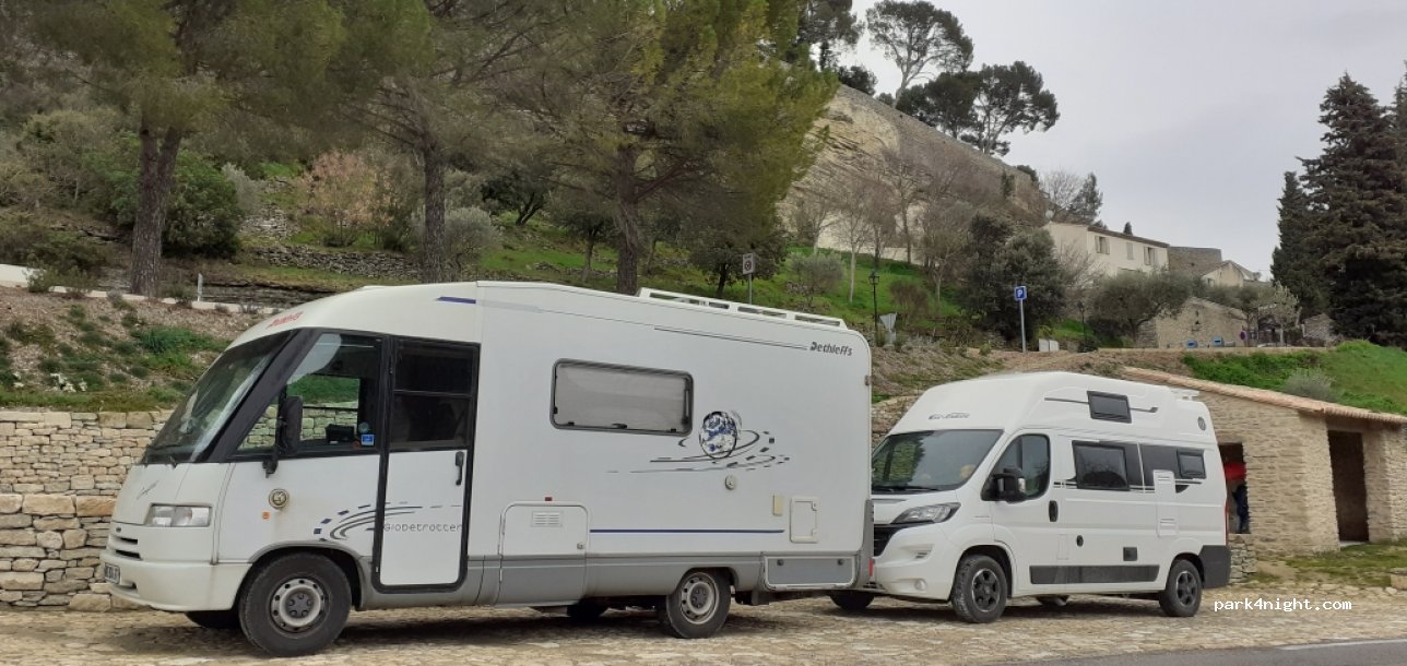 (84800) Saumane-de-Vaucluse - 1 Place de la Liberté — foto