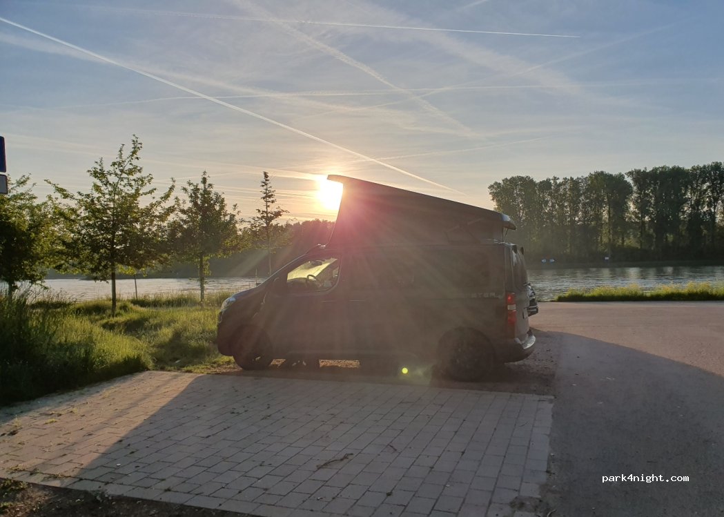 Parkplatz am Vater Rhein — foto 4