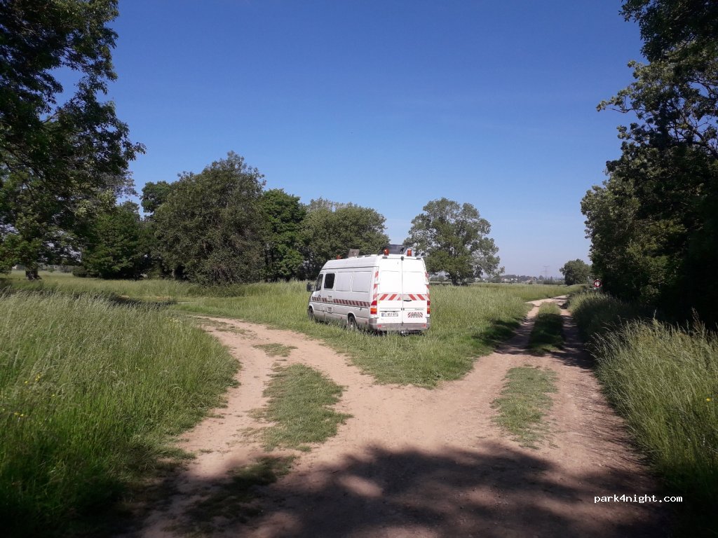 (71240) Saint-Loup-de-Varennes - Unnamed Road — foto