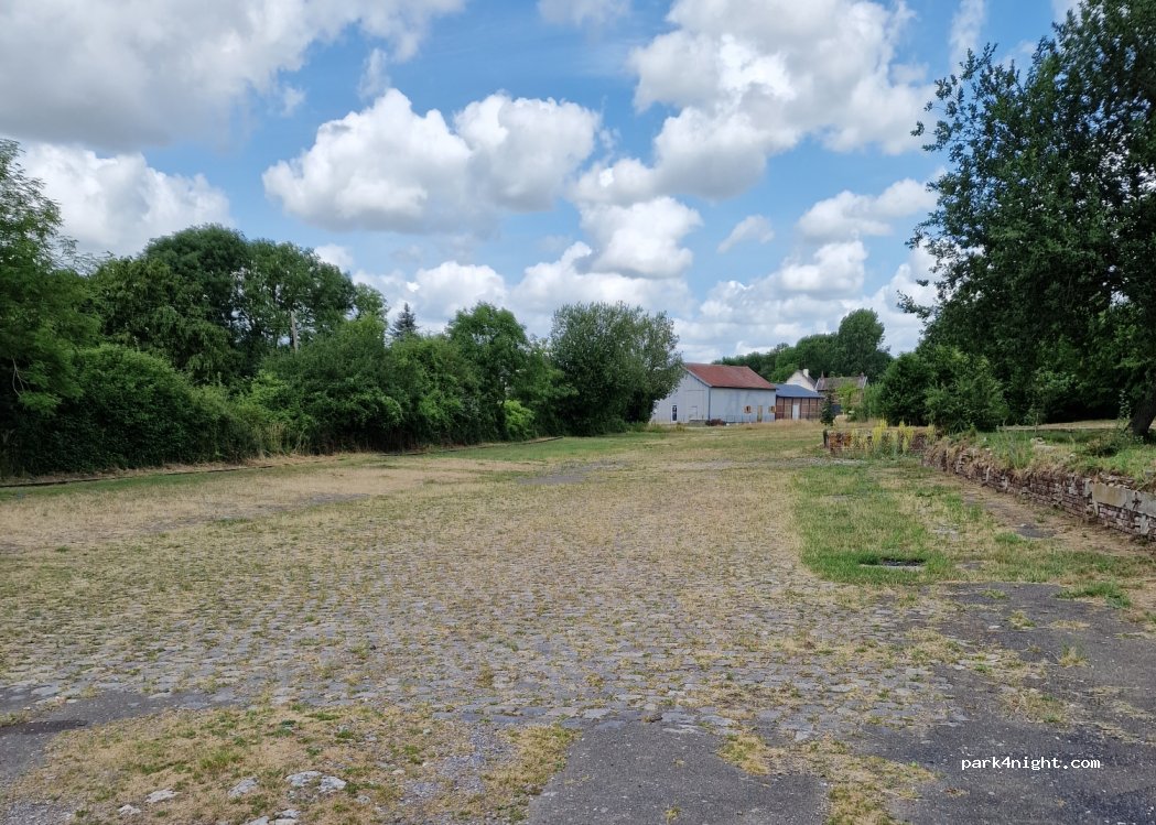 (60360) Crèvecœur-le-Grand - 10 Place de la Gare — foto