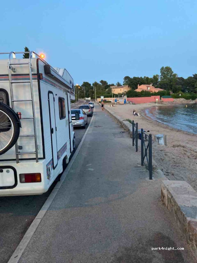 (83700) Saint-Raphaël - 1351 Route de la Corniche — foto