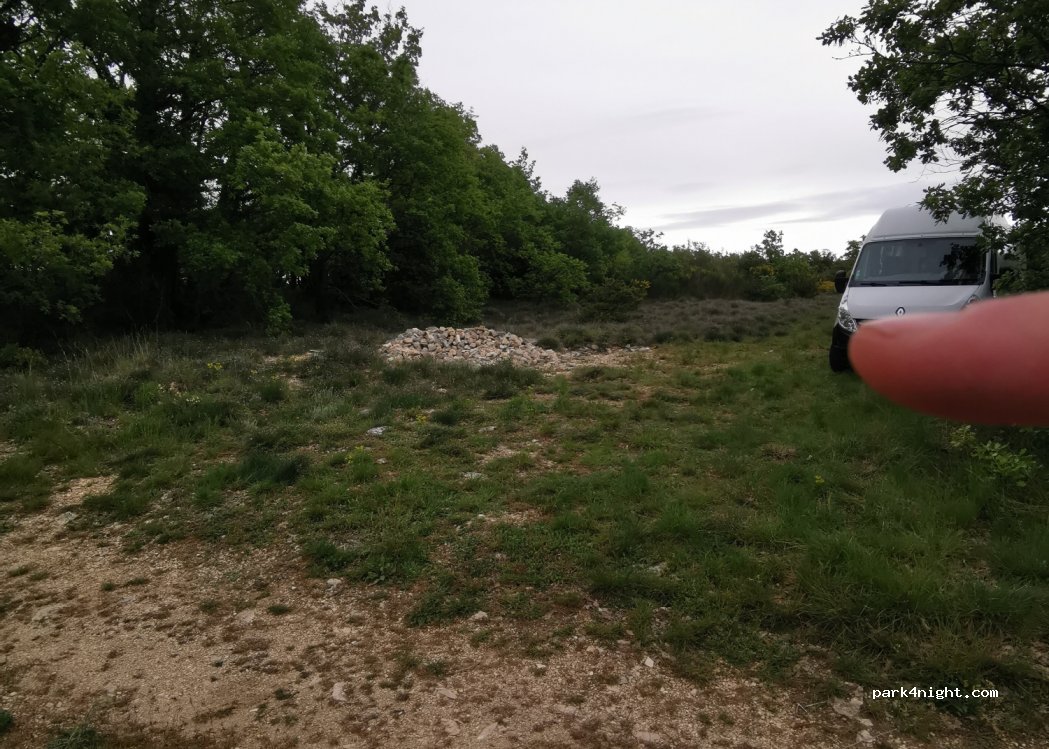 (84750) Caseneuve - Unnamed Road — foto