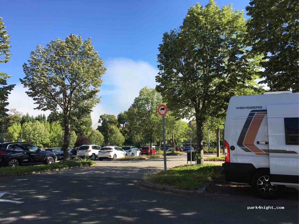 (67700) Saverne - 18 Place des Dragons — foto