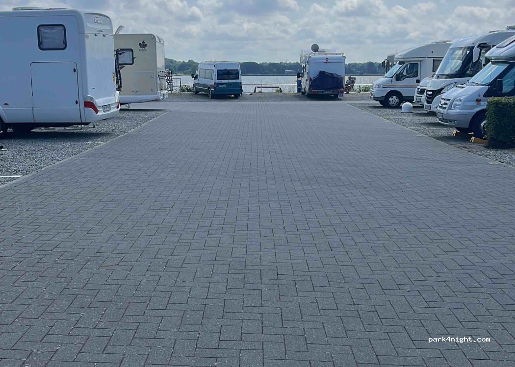 Wohnmobilstellplatz am Schleswiger Stadthafen — foto