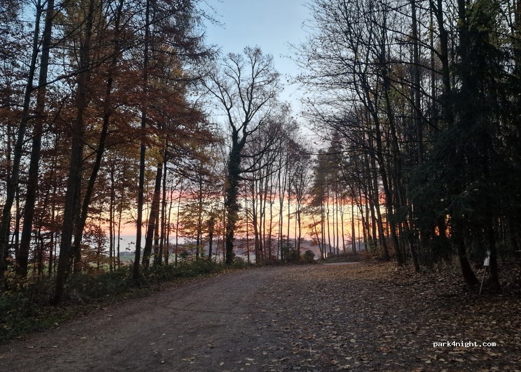Frienisberg Parkplatz Chutzenturm — foto 2