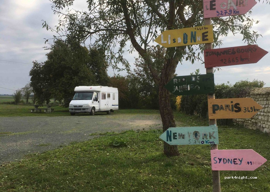 (86120) Berrie - Rue Château Le Bourg 2 — foto