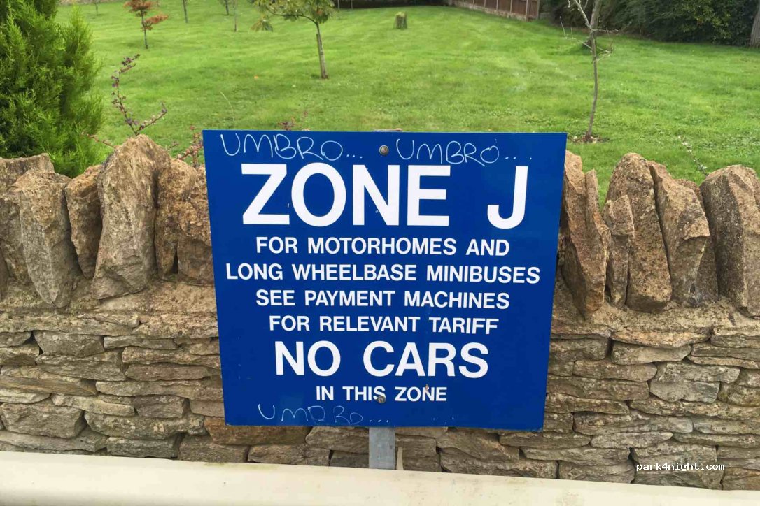 (GL54 2AZ) Bourton-on-the-Water - Coach Parking — foto