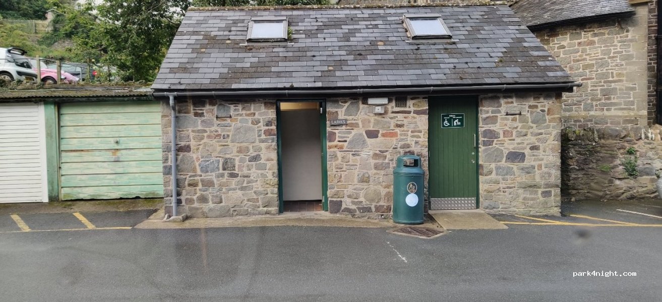 (EX35 6EP)  - 1 Watersmeet Road — foto