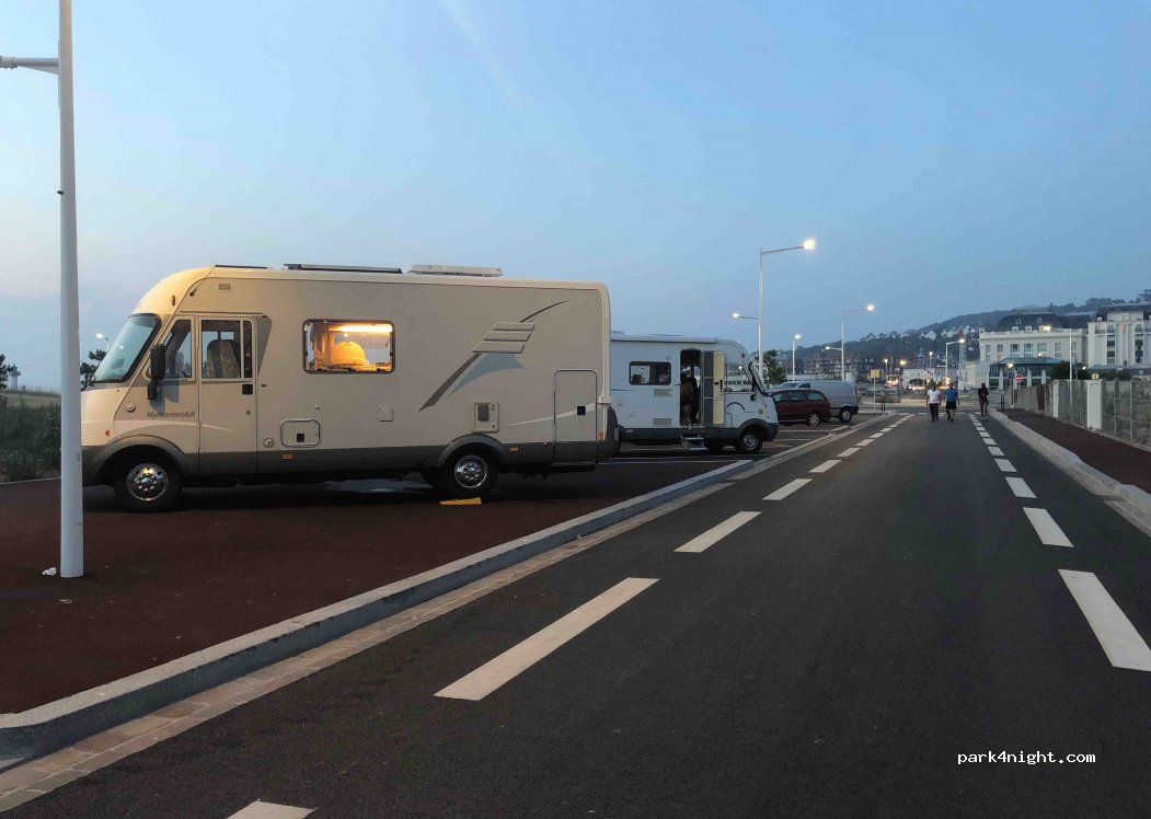 (14800) Deauville - 1 Avenue du Port — foto