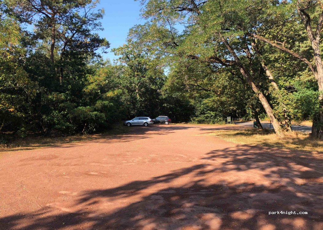 Schlossberg-Höhen-Straße Parking — foto