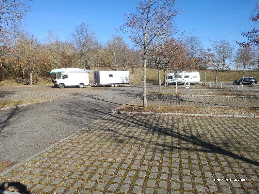Wohnmobilstellplatz an der Schiffsanlegestelle — foto
