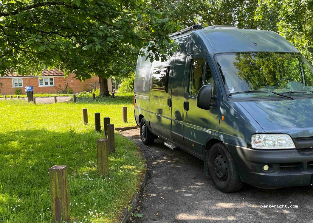 (TW20 0YX) Englefield Green - The Green — foto
