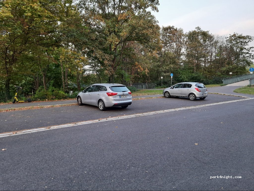 Parkplatz Petra-Kelly-Allee — foto