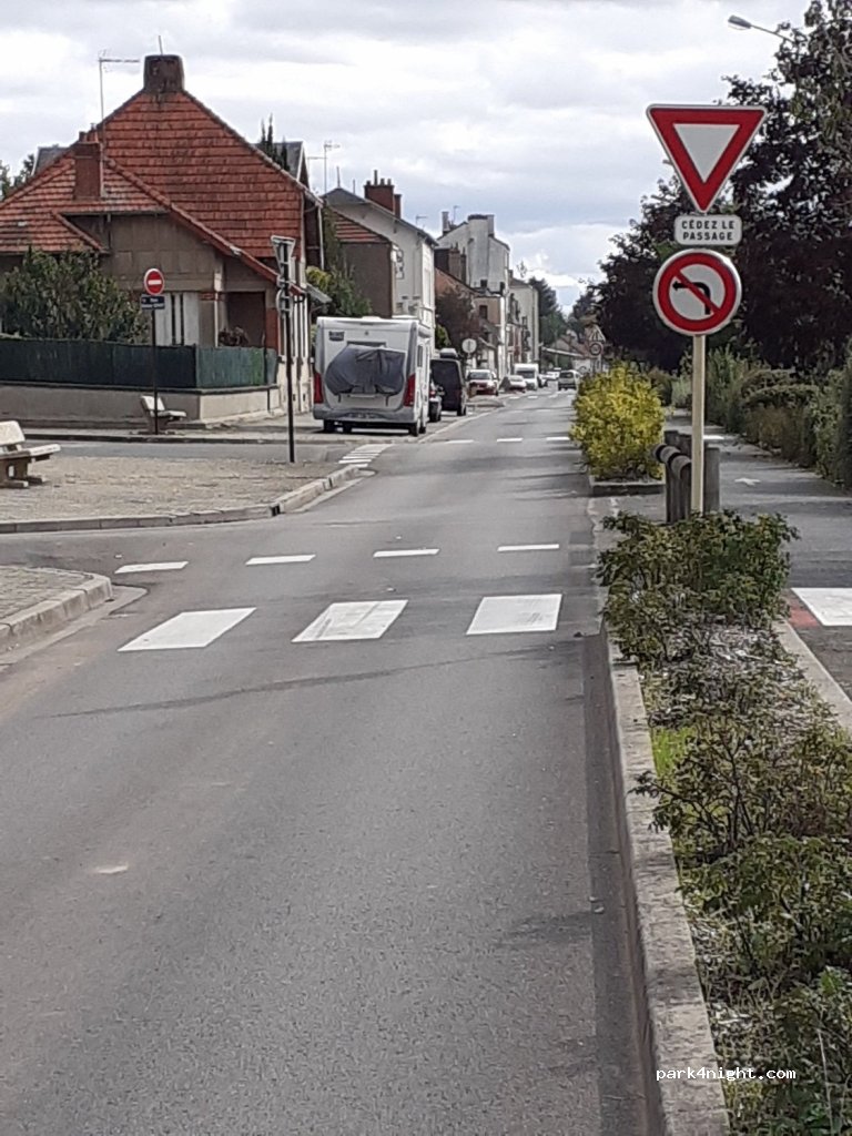 (03000) Moulins - 14 Quai d'Allier — foto