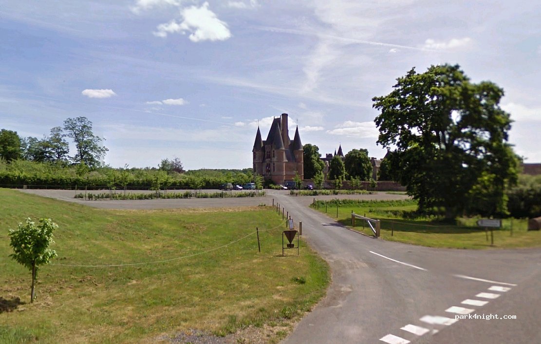 (61320) Carrouges - D16 parking du chateau de carrouges — foto