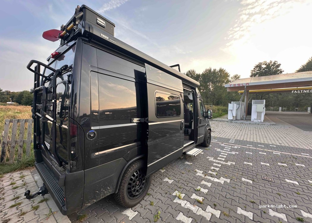 Electric Vehicle Charging Station — foto 4