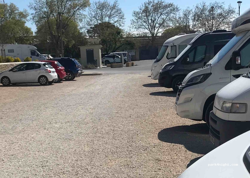 Aire pour camping-cars Parking du stade du refuge — foto