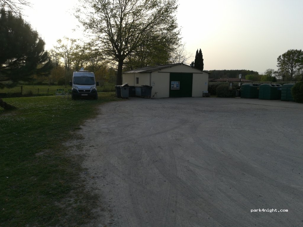 (40330) Arsague - 86 Place des Platanes — foto