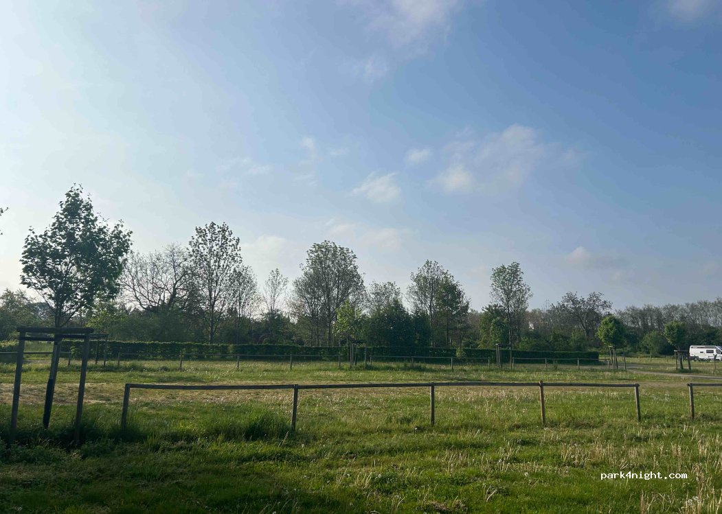 Caravan Stellplatz Schloss Wackerbarth — foto 2