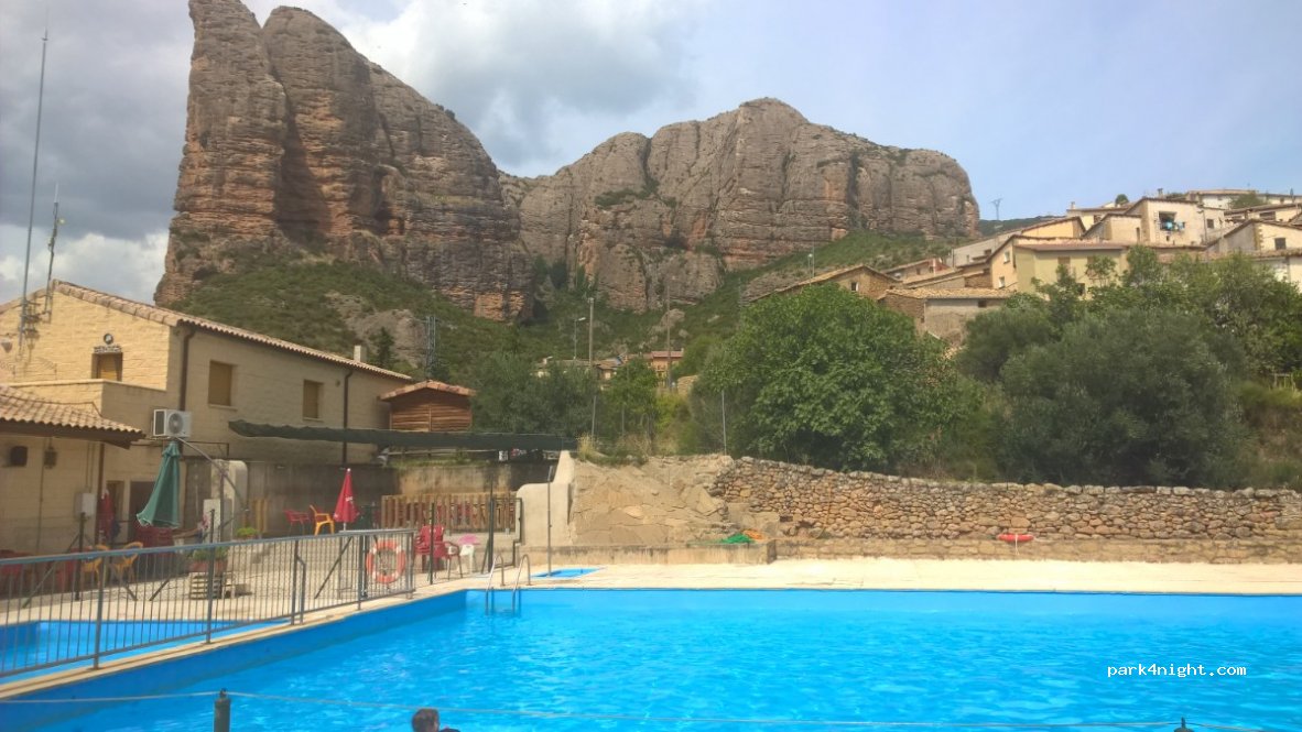 Camping municipal de Agüero,peña sola — foto