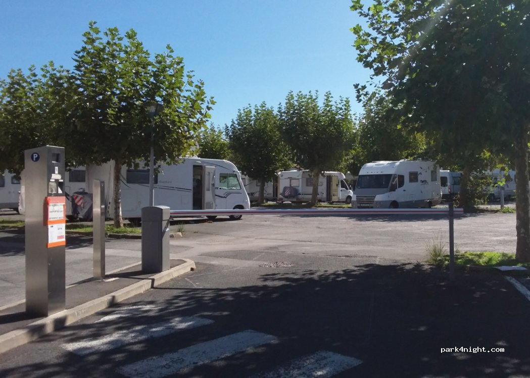 (64220) Saint-Jean-Pied-de-Port - Place St Laurent — foto