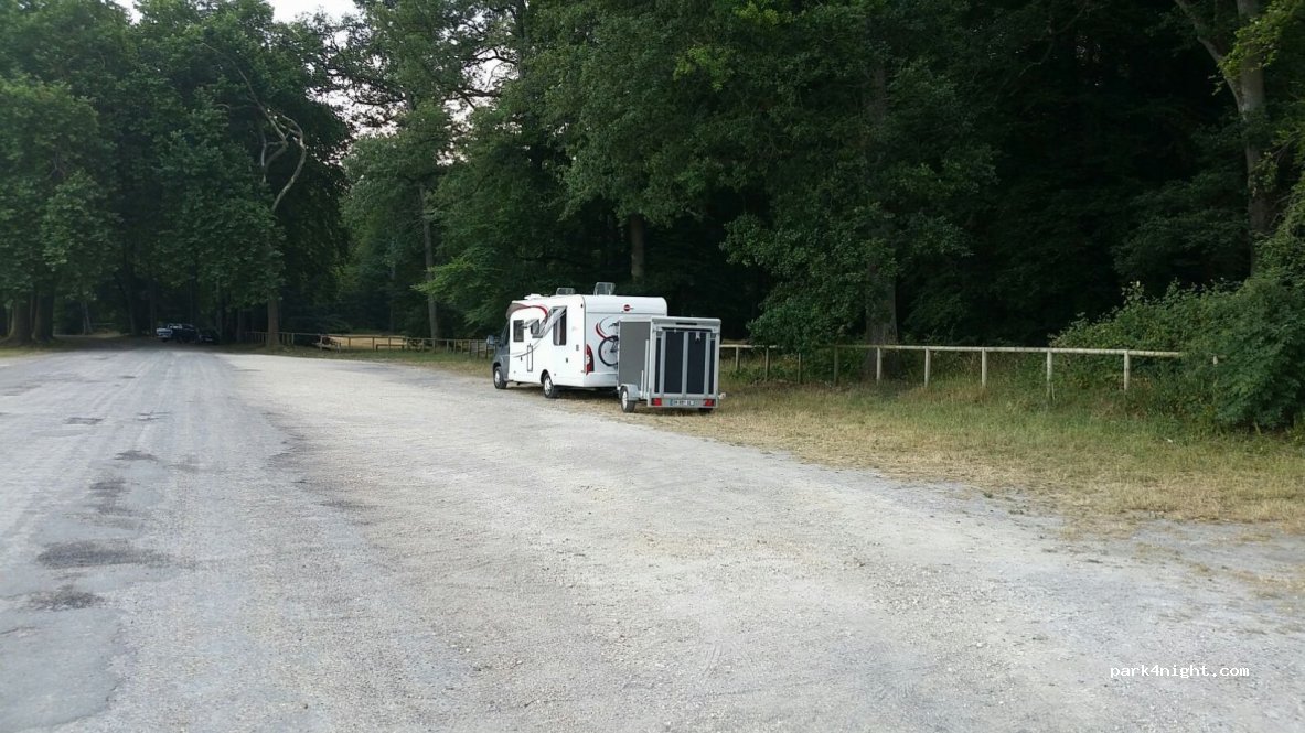 (77300) Fontainebleau - Route de l'Hippodrome de la Solle — foto