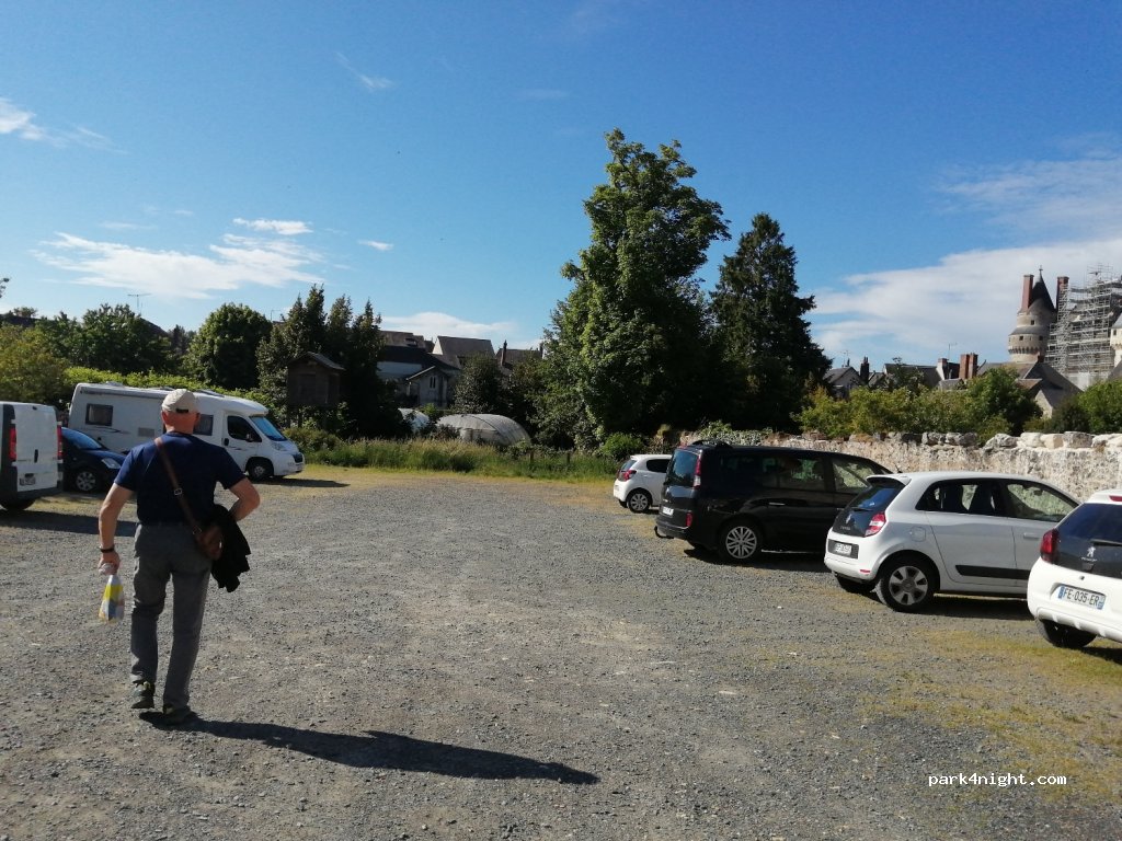 (37130) Langeais - 1 Place Saint-Jean — foto