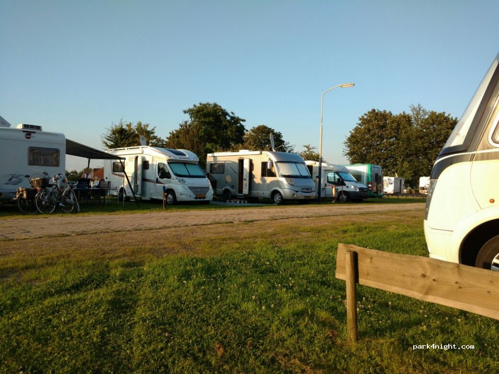 Wohnmobilstellplatz Yachthafen Emmerich — foto
