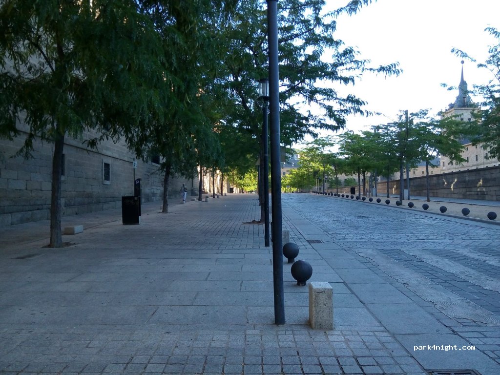 (28200) San Lorenzo de El Escorial - 12-14 Avenida Juan de Borbón y Battenberg — foto