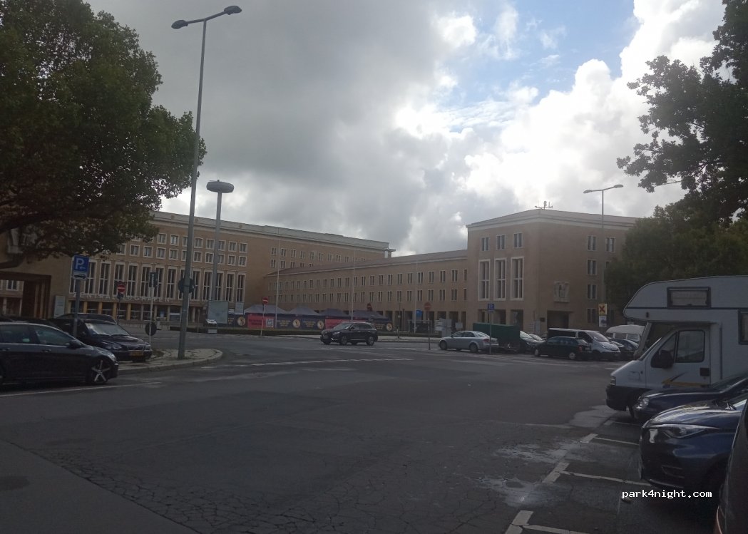 (12101) Berlin - 4 Platz der Luftbrücke — foto