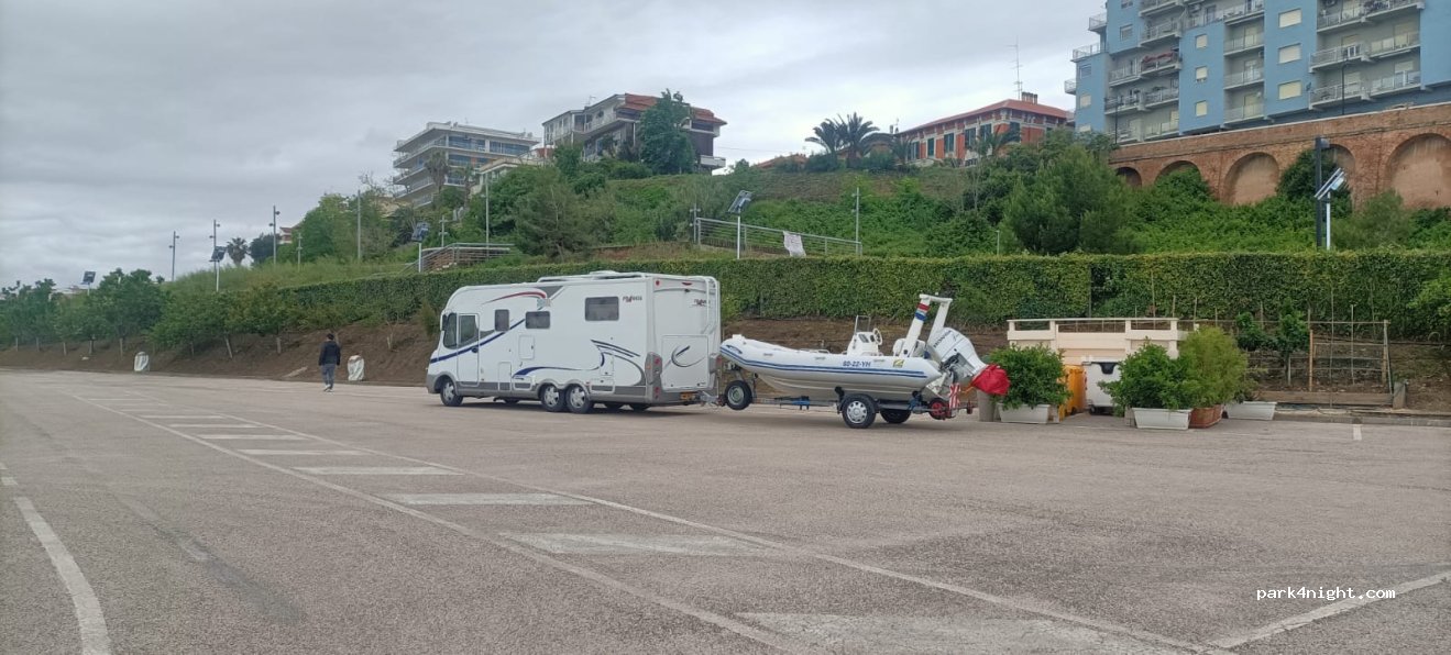 Parcheggio Marina Di San Pietro Termoli ( CB ) — foto 3