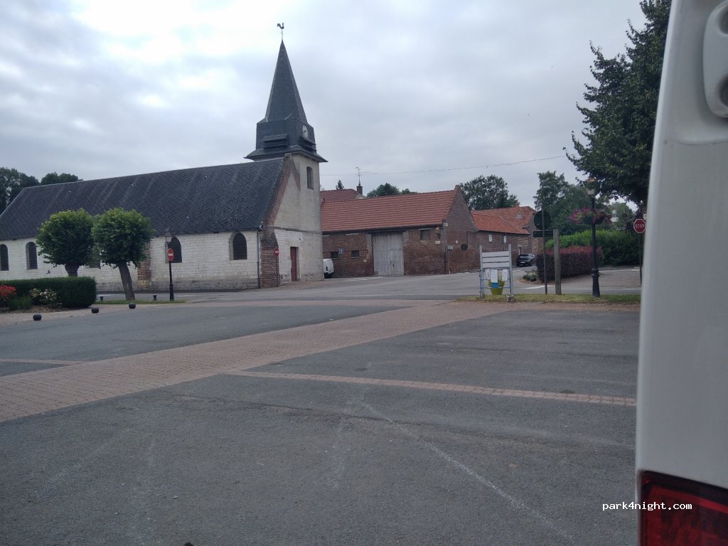(80440) Blangy-Tronville - 10 Place de l'Église — foto