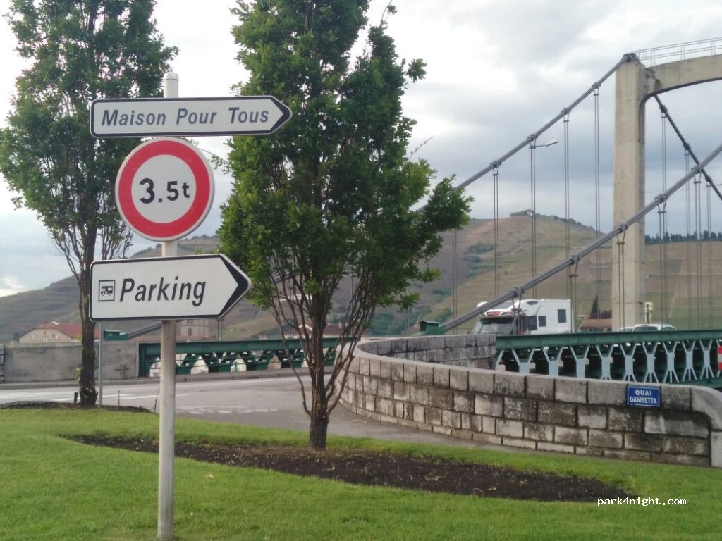 Aire de camping-car Tournon-sur-Rhône — foto