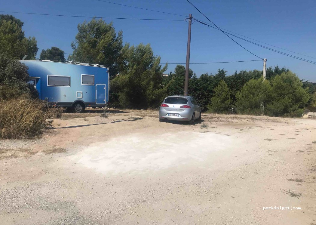(13500) Martigues - 26 Chemin du Stade de la Couronne — foto