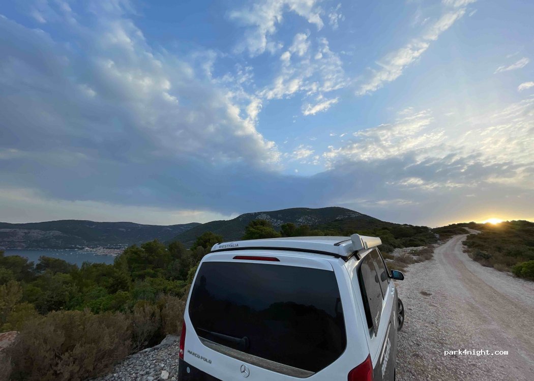 Komiža - Unnamed Road — foto