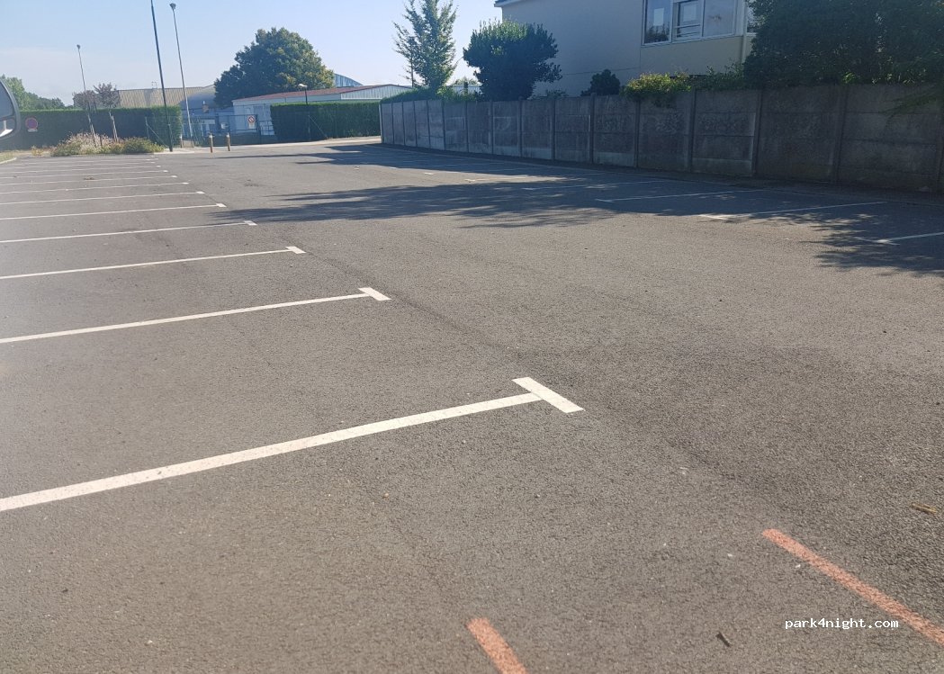 (44680) Sainte-Pazanne - 11 Avenue des Sports — foto