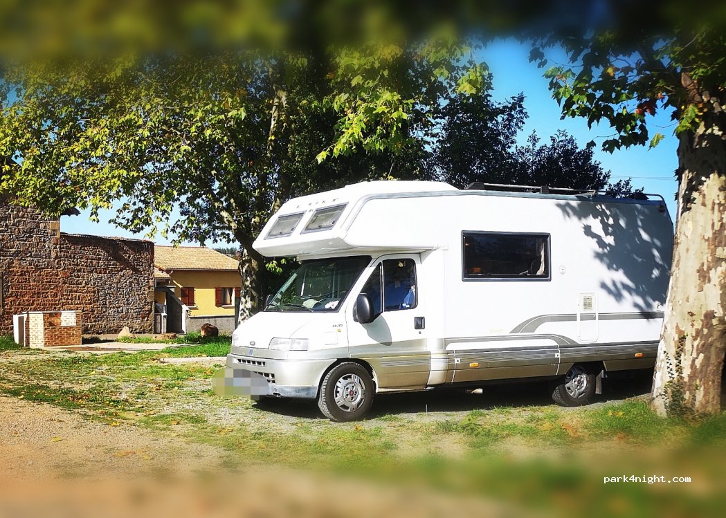 Aire de camping-cars Belmont-de-la-Loire — foto