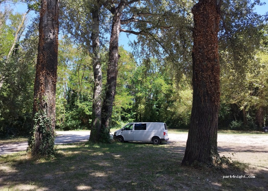 (84860) Caderousse - Unnamed Road — foto 3