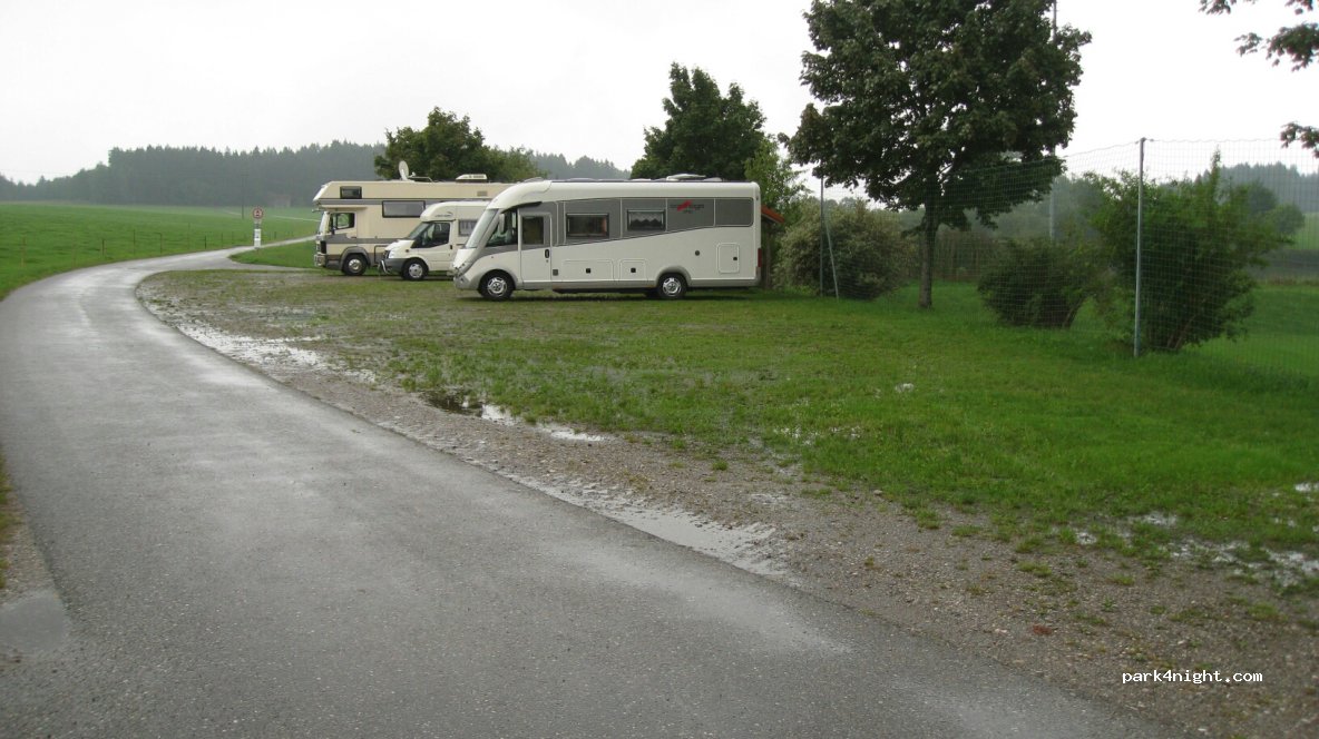 Wohnmobilstellplatz am Sportplatz — foto
