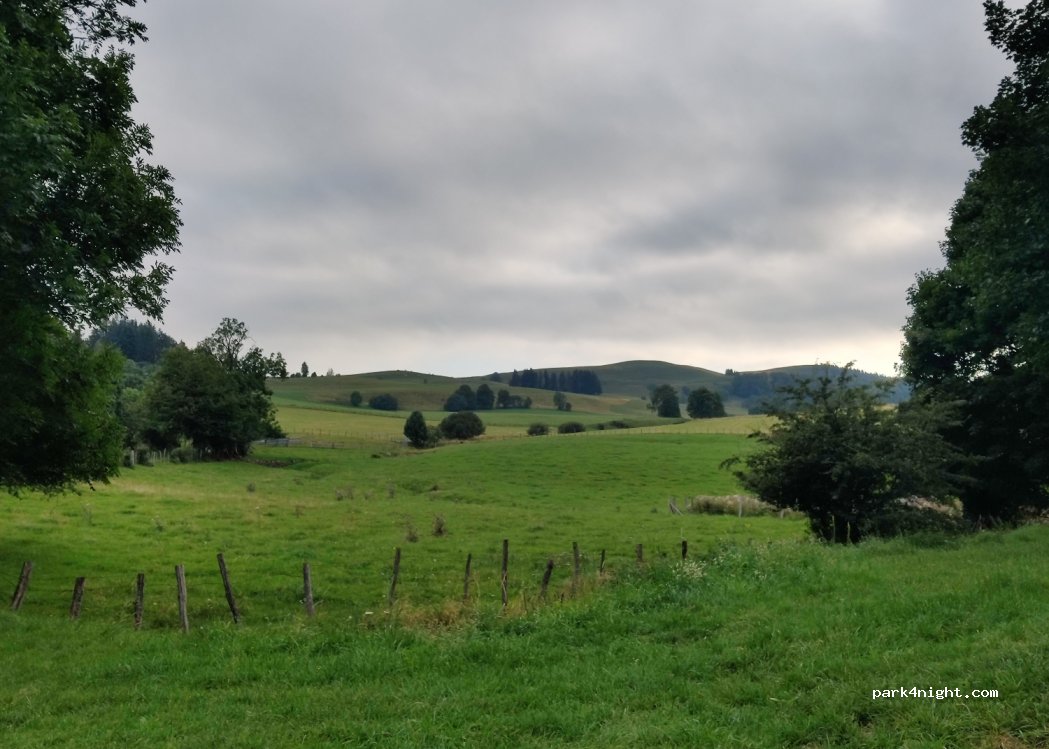(63610) Besse-et-Saint-Anastaise - 9 Place du Grand Mèze — foto
