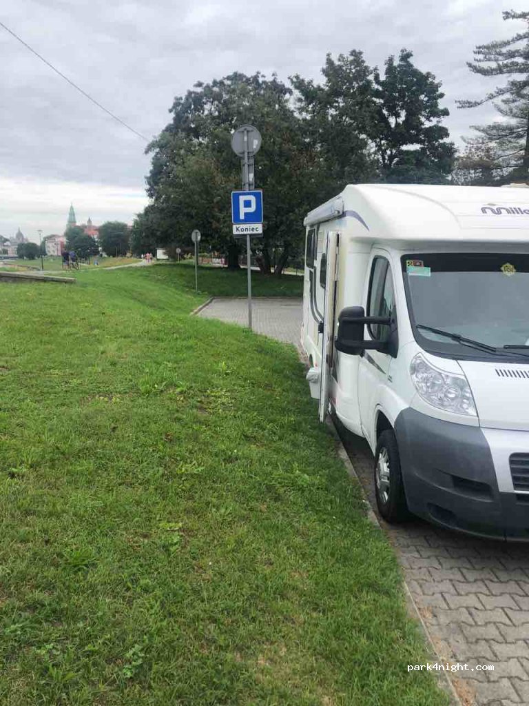 (30-319) Kraków - 11-12 Tyniecka — foto