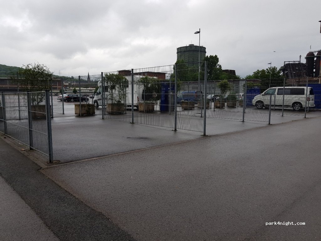 Wohnmobilstellplatz an der Völklinger Hütte in Völklingen — foto