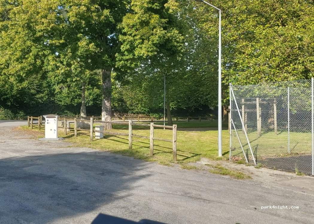 (23140) Jarnages - Place de la Poste — foto 3