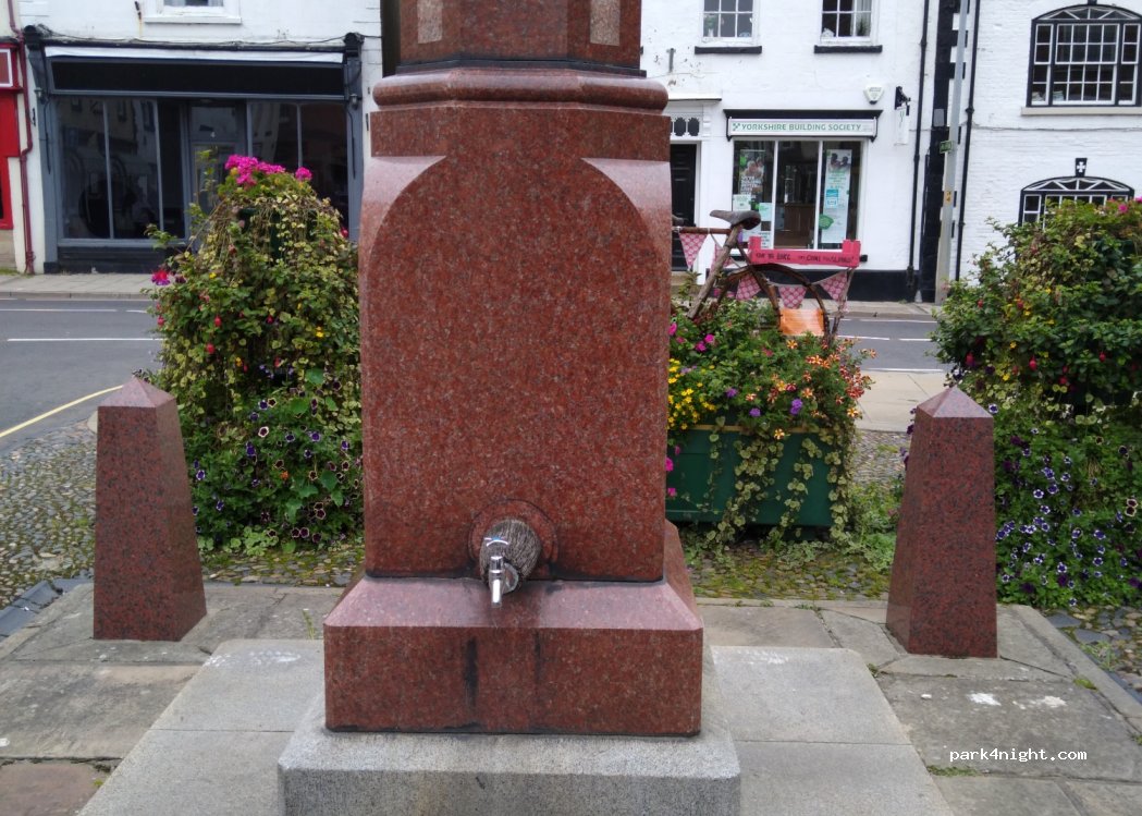 (LN13 9EB) Alford - 15 Market Place — foto